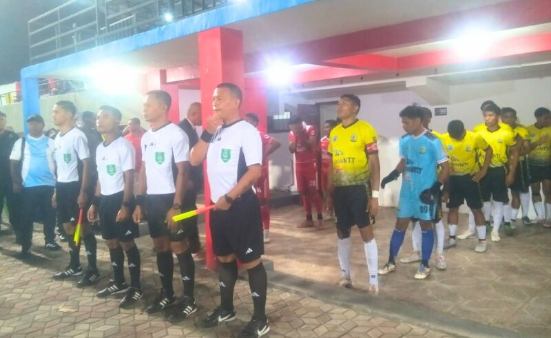 Kedua tim, Persena Nagekeo (Kuning) dan Perse Ende (Merah) akan memasuki lapangan pertandingan (Foto: Mateus Bheri/SP)