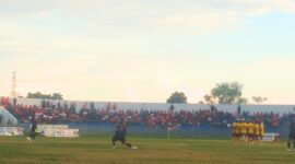 Kedua tim PSN Ngada (Hitam) dan Bajak Laut FC (Kuning) lagi siap-siap melakoni pertandingan pada babak kedua (Foto: Mateus Bheri/SP)