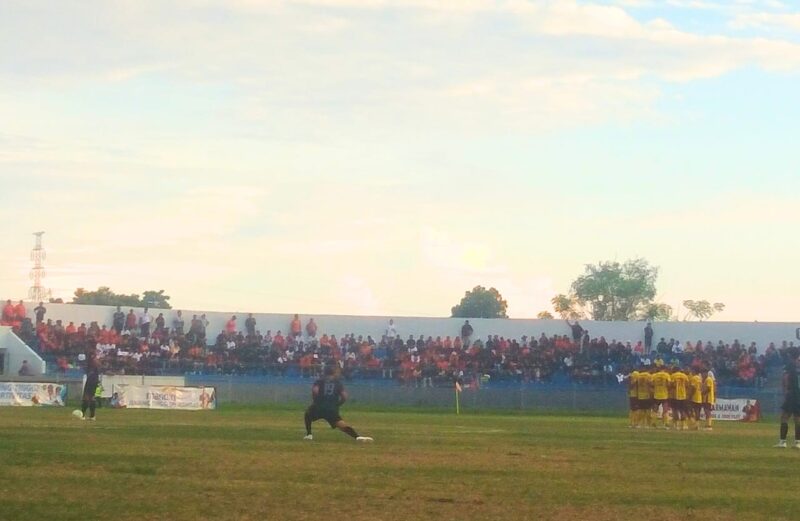 Kedua tim PSN Ngada (Hitam) dan Bajak Laut FC (Kuning) lagi siap-siap melakoni pertandingan pada babak kedua (Foto: Mateus Bheri/SP)