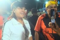 Bupati SBD, Ratu Wulla turun langsung ke lapangan pertandingan untuk memberikan suport dan semangat usai kalah tipis 0-1 atas Persena Nagekeo (Mateus Bheri/SP)