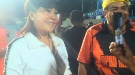 Bupati SBD, Ratu Wulla turun langsung ke lapangan pertandingan untuk memberikan suport dan semangat usai kalah tipis 0-1 atas Persena Nagekeo (Mateus Bheri/SP)