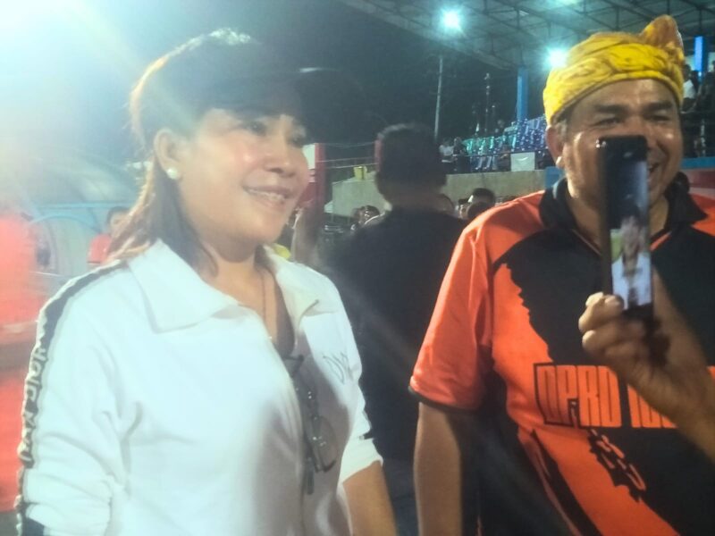 Bupati SBD, Ratu Wulla turun langsung ke lapangan pertandingan untuk memberikan suport dan semangat usai kalah tipis 0-1 atas Persena Nagekeo (Mateus Bheri/SP)