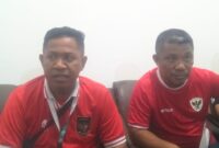 Ketua Panitia Pelaksana ETMC 2025, Pieter Mithe dan Sekretaris Asprov PSSI NTT, Abdul Muis, sedang memberikan keterangan perss kepada awak media (Foto: Mateus Bheri/SP)