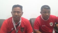 Ketua Panitia Pelaksana ETMC 2025, Pieter Mithe dan Sekretaris Asprov PSSI NTT, Abdul Muis, sedang memberikan keterangan perss kepada awak media (Foto: Mateus Bheri/SP)