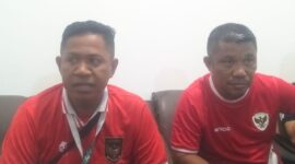 Ketua Panitia Pelaksana ETMC 2025, Pieter Mithe dan Sekretaris Asprov PSSI NTT, Abdul Muis, sedang memberikan keterangan perss kepada awak media (Foto: Mateus Bheri/SP)