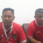 Ketua Panitia Pelaksana ETMC 2025, Pieter Mithe dan Sekretaris Asprov PSSI NTT, Abdul Muis, sedang memberikan keterangan perss kepada awak media (Foto: Mateus Bheri/SP)