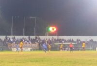 Pertandingan memperebutkan juara tiga ETMC 2025 di Ende, antara Persada SBD (biru) vs Bajak Laut FC (kuning) (Foto: Mateus Bheri/SP)