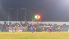 Pertandingan memperebutkan juara tiga ETMC 2025 di Ende, antara Persada SBD (biru) vs Bajak Laut FC (kuning) (Foto: Mateus Bheri/SP)