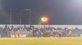Pertandingan memperebutkan juara tiga ETMC 2025 di Ende, antara Persada SBD (biru) vs Bajak Laut FC (kuning) (Foto: Mateus Bheri/SP)