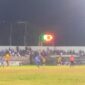 Pertandingan memperebutkan juara tiga ETMC 2025 di Ende, antara Persada SBD (biru) vs Bajak Laut FC (kuning) (Foto: Mateus Bheri/SP)