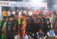 Tim PSN Ngada mengekspresikan kegembiraannya usai menerima trofi Piala Gubernur dan Liga 4 ETMC 2025 di Ende (Foto: Mateus Bheri/SP)