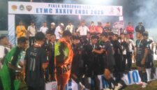 Tim PSN Ngada mengekspresikan kegembiraannya usai menerima trofi Piala Gubernur dan Liga 4 ETMC 2025 di Ende (Foto: Mateus Bheri/SP)