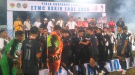 Tim PSN Ngada mengekspresikan kegembiraannya usai menerima trofi Piala Gubernur dan Liga 4 ETMC 2025 di Ende (Foto: Mateus Bheri/SP)