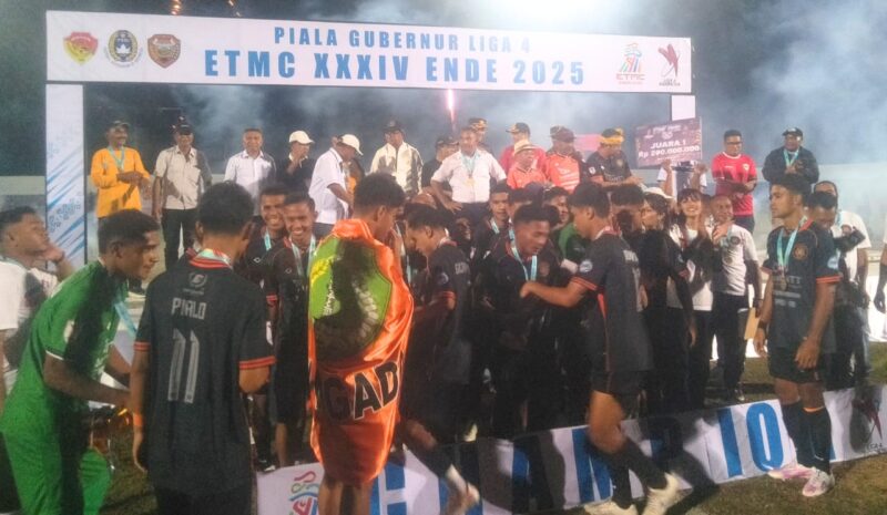 Tim PSN Ngada mengekspresikan kegembiraannya usai menerima trofi Piala Gubernur dan Liga 4 ETMC 2025 di Ende (Foto: Mateus Bheri/SP)