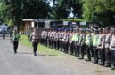 Kapolres Ende, AKBP I Gede Ngurah Jhoni M., S.H., S.I.K., M.H sedang memeriksa kesiapan pasukan selama operasi Lilin Turangga 2025 (Foto: Mateus Bheri/SP)