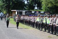 Kapolres Ende, AKBP I Gede Ngurah Jhoni M., S.H., S.I.K., M.H sedang memeriksa kesiapan pasukan selama operasi Lilin Turangga 2025 (Foto: Mateus Bheri/SP)