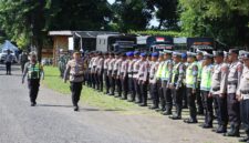 Kapolres Ende, AKBP I Gede Ngurah Jhoni M., S.H., S.I.K., M.H sedang memeriksa kesiapan pasukan selama operasi Lilin Turangga 2025 (Foto: Mateus Bheri/SP)