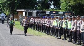 Kapolres Ende, AKBP I Gede Ngurah Jhoni M., S.H., S.I.K., M.H sedang memeriksa kesiapan pasukan selama operasi Lilin Turangga 2025 (Foto: Mateus Bheri/SP)