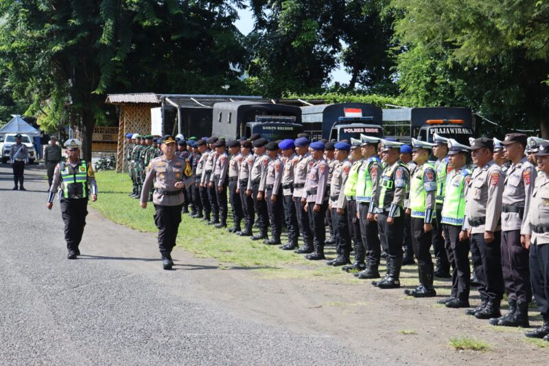 Kapolres Ende, AKBP I Gede Ngurah Jhoni M., S.H., S.I.K., M.H sedang memeriksa kesiapan pasukan selama operasi Lilin Turangga 2025 (Foto: Mateus Bheri/SP)