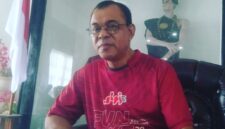 Bupati Ende, Yosef Benediktus Badeoda saat memberikan penjelasan kepada awak media di Rumah Jabatan Bupati (Foto: Mateus Bheri/SP)