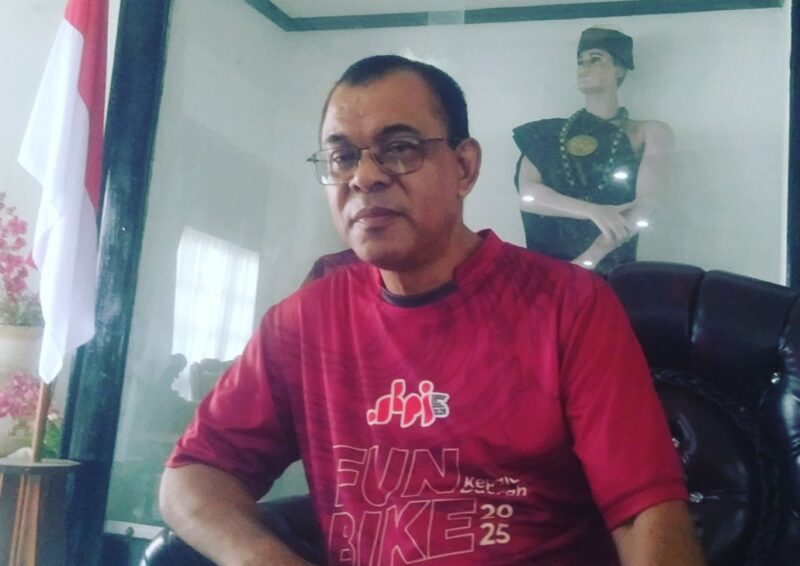 Bupati Ende, Yosef Benediktus Badeoda saat memberikan penjelasan kepada awak media di Rumah Jabatan Bupati (Foto: Mateus Bheri/SP)