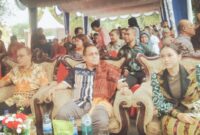 Gubernur NTT, Emanuel Melkiades Laka Lena (tengah) didampingi Bupati Ende, Yosef Benediktus Badeoda (kanan) dan Ketua Dekranasda Kabupaten Ende, Cici Badeoda (Foto: Mateus Bheri/SP)