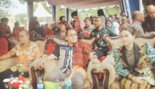 Gubernur NTT, Emanuel Melkiades Laka Lena (tengah) didampingi Bupati Ende, Yosef Benediktus Badeoda (kanan) dan Ketua Dekranasda Kabupaten Ende, Cici Badeoda (Foto: Mateus Bheri/SP)
