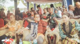 Gubernur NTT, Emanuel Melkiades Laka Lena (tengah) didampingi Bupati Ende, Yosef Benediktus Badeoda (kanan) dan Ketua Dekranasda Kabupaten Ende, Cici Badeoda (Foto: Mateus Bheri/SP)