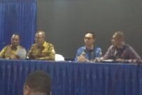 Bupati Ende Yosef Benediktus Badeoda dan Kepala BPS Ende, Made Suntara (Foto: Mateus Bheri/SP) 