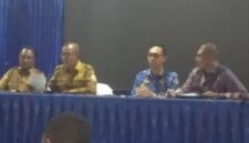 Bupati Ende Yosef Benediktus Badeoda dan Kepala BPS Ende, Made Suntara (Foto: Mateus Bheri/SP) 