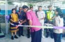 Asisten II Setda Ende, Martinus Satuan menggunting pita sebagai simbol beroperasinya SPPG Kota Raja (Foto: Mateus Bheri/SP) 