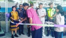 Asisten II Setda Ende, Martinus Satuan menggunting pita sebagai simbol beroperasinya SPPG Kota Raja (Foto: Mateus Bheri/SP)