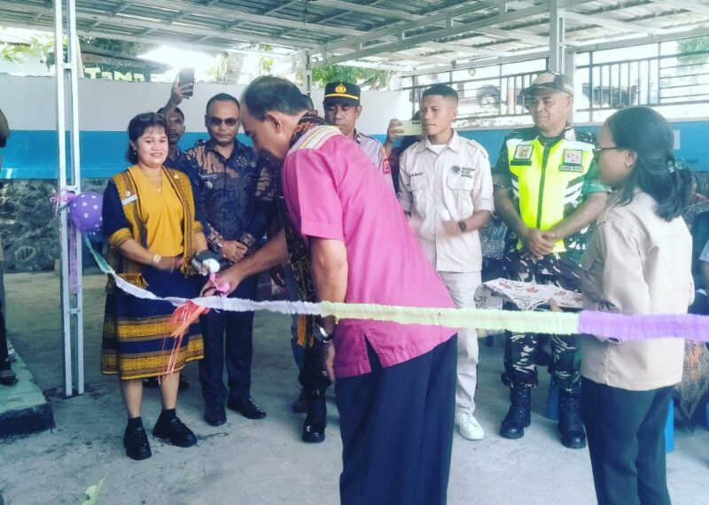 Asisten II Setda Ende, Martinus Satuan menggunting pita sebagai simbol beroperasinya SPPG Kota Raja (Foto: Mateus Bheri/SP) 