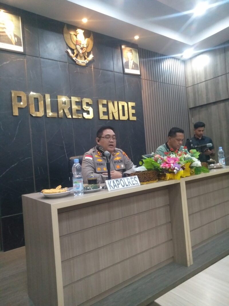 Kapolres Ende, AKBP.. Yudhi Franata, S.I.K.,M.H., M.Tr  didampingi Kasat Intelkam Polres Ende, AKP. Markus Frederiko Sega Wangge (Foto: Mateus Bheri/SP)