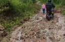 Jalur jalan dari Desa Tani Woda, Rutujeja, Detuara, dan Tiwusora, Kecamatan Lepkes, Kabupaten Ende, NTT yang dalam keadaan rusak parah (Foto: Mateus Bheri/SP)