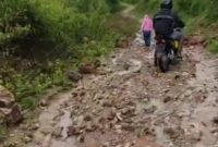 Jalur jalan dari Desa Tani Woda, Rutujeja, Detuara, dan Tiwusora, Kecamatan Lepkes, Kabupaten Ende, NTT yang dalam keadaan rusak parah (Foto: Mateus Bheri/SP)
