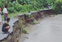 Kondisi badan jalan di jalur Panturan Ende, tepatnya di Kecamatan Wewaria yang putus total (Foto: Mateus Bheri/SP