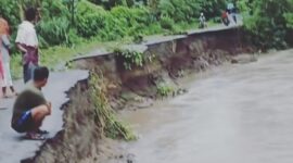 Kondisi badan jalan di jalur Panturan Ende, tepatnya di Kecamatan Wewaria yang putus total (Foto: Mateus Bheri/SP