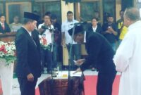 Penandatangan Berita Acara Pelantikan Anggota DPRD Kabupaten Ende PAW, Thomas Aquino Batha DW,  SH (Foto: Mateus Bheri/SP)