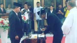 Penandatangan Berita Acara Pelantikan Anggota DPRD Kabupaten Ende PAW, Thomas Aquino Batha DW,  SH (Foto: Mateus Bheri/SP)