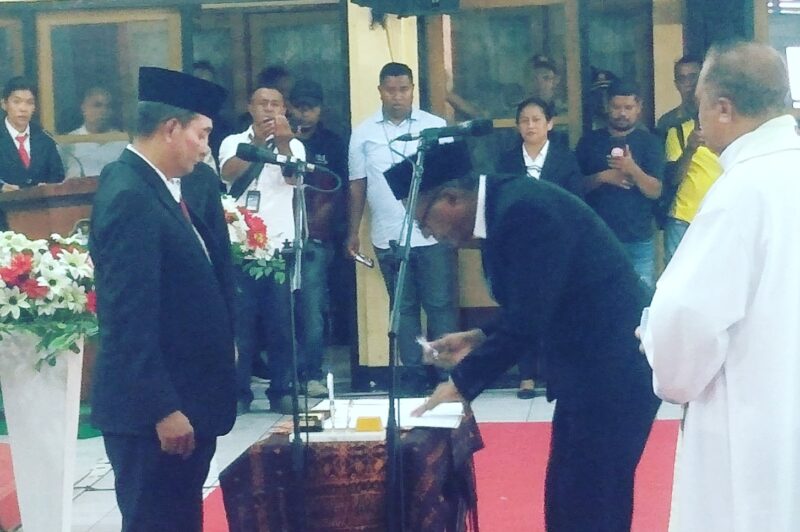 Penandatangan Berita Acara Pelantikan Anggota DPRD Kabupaten Ende PAW, Thomas Aquino Batha DW,  SH (Foto: Mateus Bheri/SP)