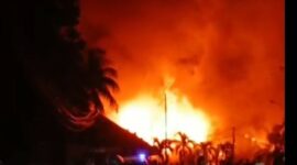 Kebakaran 2 gudang logistik milik PT. PLN Persero Flores Bagian Barat di Ende (Foto: Mateus Bheri/SP)