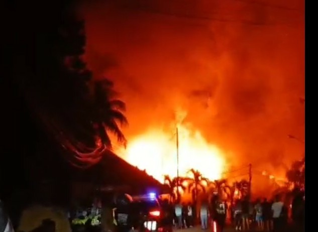 Kebakaran 2 gudang logistik milik PT. PLN Persero Flores Bagian Barat di Ende (Foto: Mateus Bheri/SP)