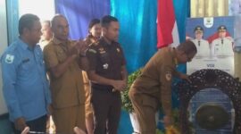 Bupati Ende, Yosef Benediktus Badeoda,  SH, MH memukul gong tanda diluncurkan program relaksasi penghapusan denda pelanggan Perumda Air Minum Tirta Kelimutu Ende (Foto: Mateus Bheri/SP)