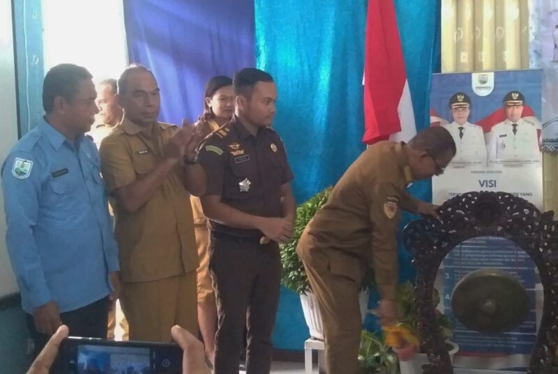 Bupati Ende, Yosef Benediktus Badeoda,  SH, MH memukul gong tanda diluncurkan program relaksasi penghapusan denda pelanggan Perumda Air Minum Tirta Kelimutu Ende (Foto: Mateus Bheri/SP)