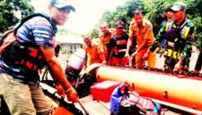 Tim SAR Gabungan kembali melakukan penyisiran 1 mil arah barat dan 1 mil arah timur pada hari kedua proses pencarian terhadap korban (Foto: Mateus Bheri/SP)