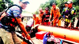 Tim SAR Gabungan kembali melakukan penyisiran 1 mil arah barat dan 1 mil arah timur pada hari kedua proses pencarian terhadap korban (Foto: Mateus Bheri/SP)