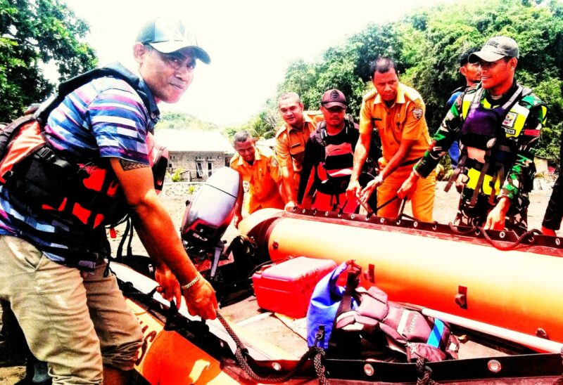 Tim SAR Gabungan kembali melakukan penyisiran 1 mil arah barat dan 1 mil arah timur pada hari kedua proses pencarian terhadap korban (Foto: Mateus Bheri/SP)