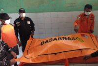 Jenazah korban di evakuasi ke RSUD Ende oleh Tim SAR Gabungan sebelem di serahkan ke keluarga (Foto: Mateus Bheri/SP)