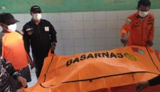 Jenazah korban di evakuasi ke RSUD Ende oleh Tim SAR Gabungan sebelem di serahkan ke keluarga (Foto: Mateus Bheri/SP)